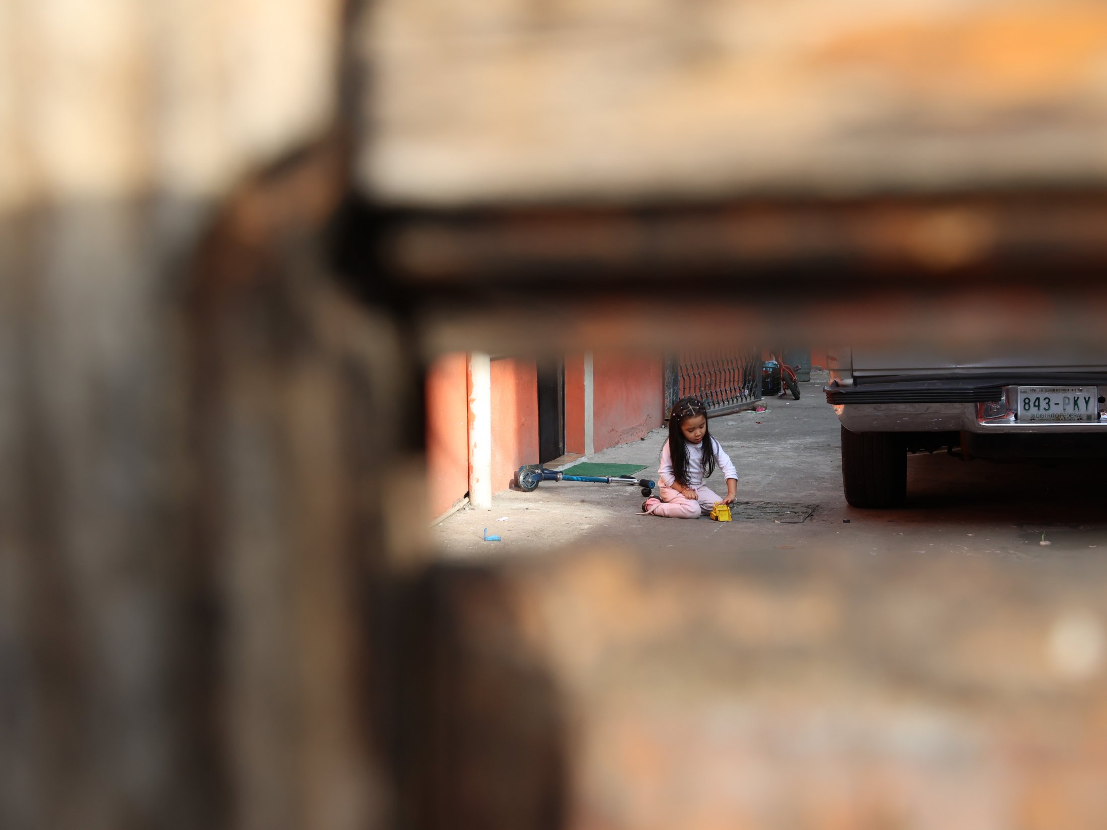 B22 - Mexico, a small mountain town. Closed in the middle of the yard, a girl, full of delicacy, plays immersed in her world, unaware of her observers and the horror of the outside world