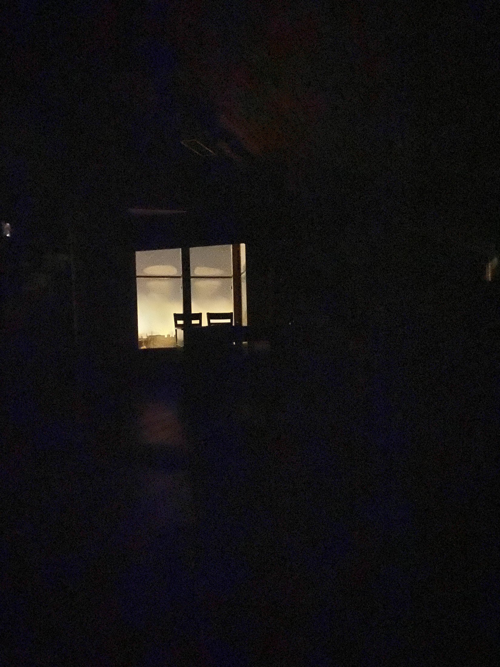 B19 - Na poddaszu starej kamienicy. W nocy widać jeden obrazek-okno ze światłem-pewność tego, że ranek przyniesie mnogość obrazów.